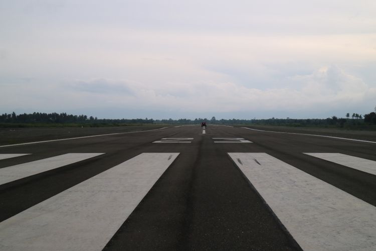 Landasan pacu di Bandara Maleo, Morowali, Sulawesi Tengah, saat kunjungan kerja bersama Dirjen Perhubungan Udara Kementerian PerhubunganSelasa (27/2/2018).