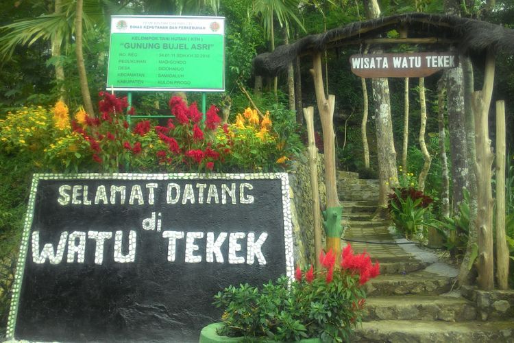 Pintu masuk obyek wisata Watu Tekek