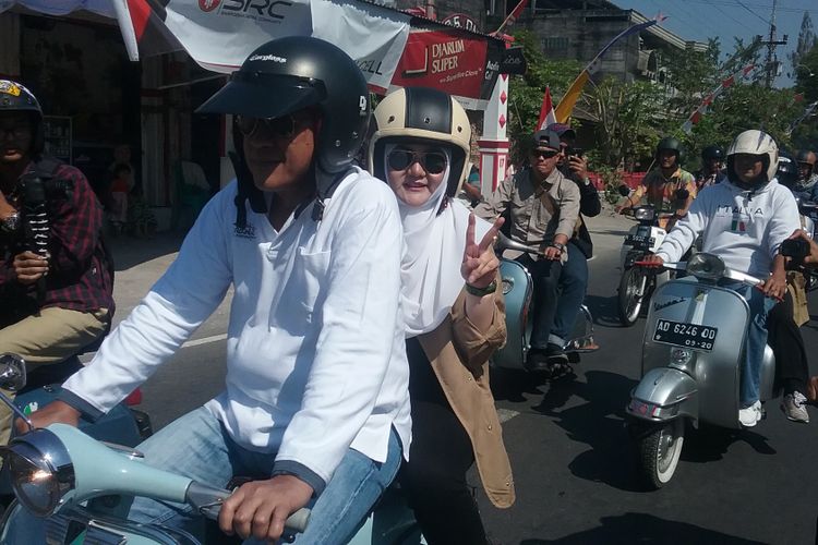 Bupati Kendal, Mirna Anissa, bersama Wakil Bupati, naik Vespa  ke lokasi Kali Bodri Culture Festival di desa Magersari Patebon, Jumat (24/8/2018). 