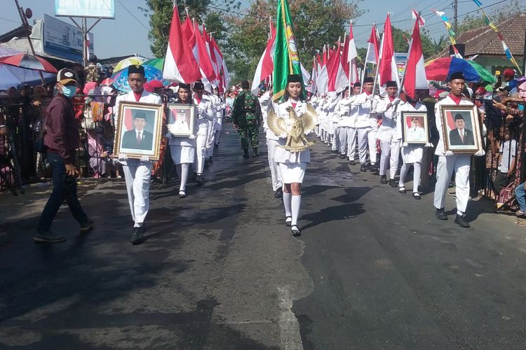 Pasukan pembawa bendera merah putih. Kompas.com/Slamet Priyatin