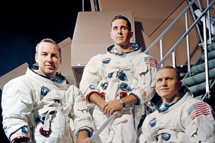 Tim Apollo 8 yang menginjakkan kaki di bulan pada 1968. Dari kiri ke kanan, Jim Lovell, Bill Anders, dan Frank Borman