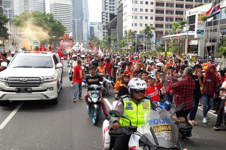 Suasana parade perayaan Persija Jakarta menjuarai Liga 1 di Jakarta, Sabtu (15/12/2018). Parade mengambil rute dari Plaza Barat Stadion Utama Gelora Bung Karno menuju Balai Kota.