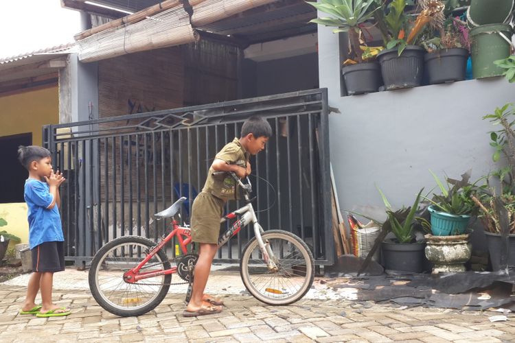 Rumah milik Rachmadi Anhari (47) di Perumahan Karangploso View, Kabupaten Malang yang mendapat teror bondet atau bom ikan oleh orang tidak dikenal, Senin (13/11/2017).