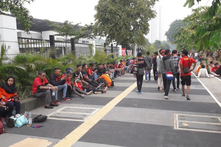 Suporter Persija Jakarta The Jakmania mulai mendatangi Gelora Bung Karno jelang partai melawan Mitra Kukar, Minggu (9/12/2018)?