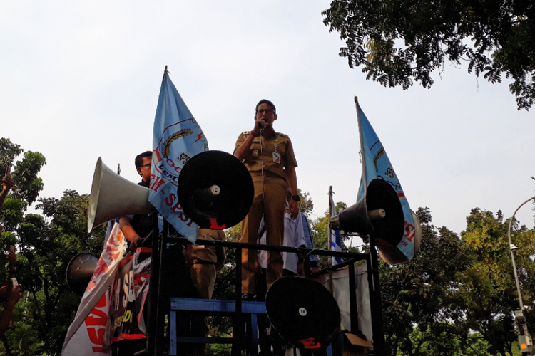 Wakil Gubernur DKI Jakarta Sandiaga Uno menemui buruh yang demo di depan Balai Kota DKI Jakarta dengan berbicara di atas mobil komando, Selasa (31/10/2017) sore.