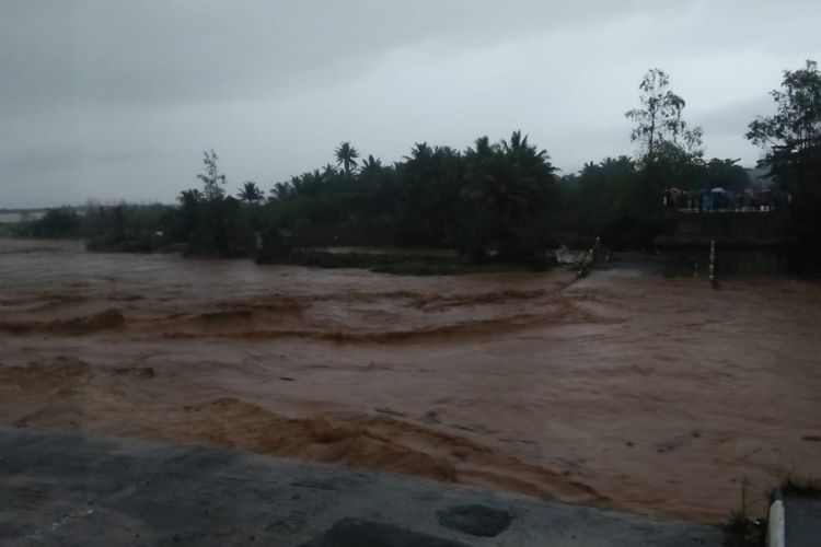 Jembatan Pasanggrahan, Kecamatan Cipatujah, Kabupaten Tasikmalaya, putus total terbawa arus sungai akibat hujan deras, Selasa (6/11/2018) dini hari. 
