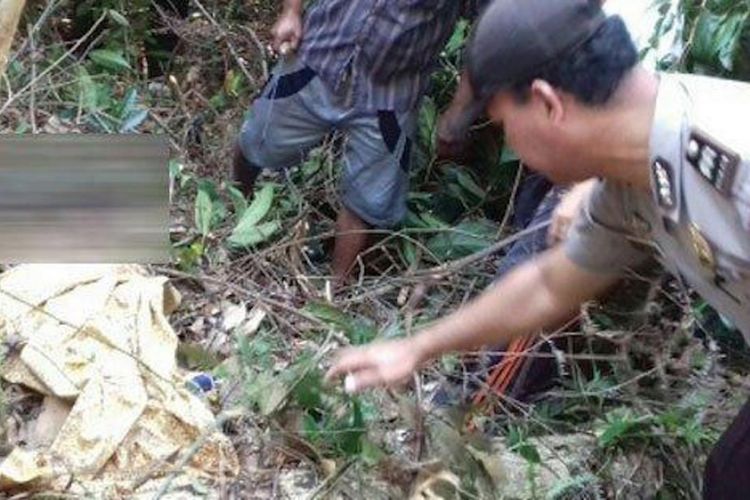 Jenazah FR (20) mahasiswi UIN Raden Fatah Palembang, saat ditemukan tewas di di Dusun IV Desa Menanti, Kecamatan Kelekar, Kabupaten Muara Enim, Sumatera Selatan.
