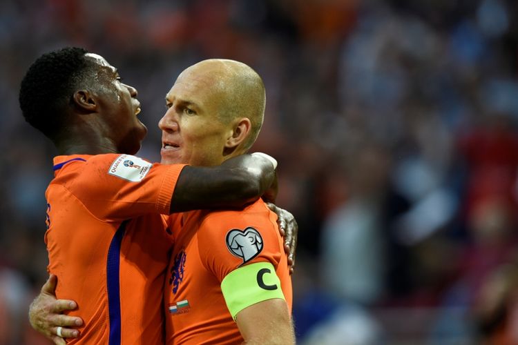 Arjen Robben (kanan) merayakan gol timnas Belanda ke gawang Bulgaria pada partai Kualifikasi Piala Dunia 2018 zona Eropa di Amsterdam Arena, Minggu (3/9/2017).
