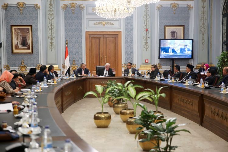 Delegasi Pansus Larangan Minuman Beralkohol DPR RI saat bertemu dengan parlemen Mesir, di Gedung Parlemen Mesir, Kairo, Rabu (7/3/2018).