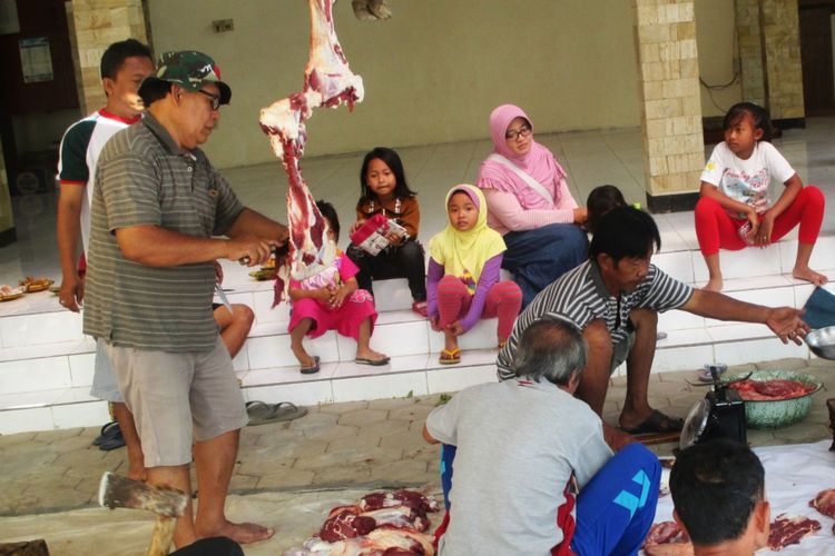 Kris Wibowo Sulistyo (memakai topi) tampak memotong daging di Mushala Al Haadi Jeruk, Wonosari, Gunungkidul, Yogyakarta. 