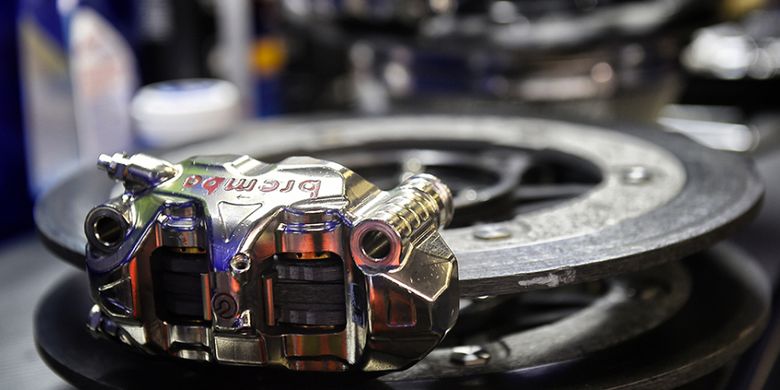 Kaliper rem belakang Valentino Rossi yang didesain khusus untuk modifikasi rem jempol.