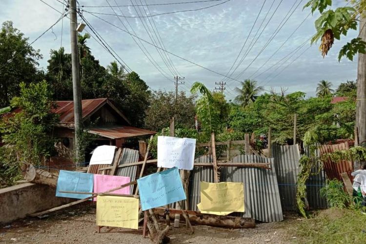 Puluhan warga Desa Rawang Itek, Kecamatan Tanah Jambo Aye, Kabupaten Aceh Utara, Selasa (27/8/2018) menutup badan jalan desa yang rusak dengan papan, seng, kursi dan kayu hingga semua kendaraan tidak bisa melintasinya. 