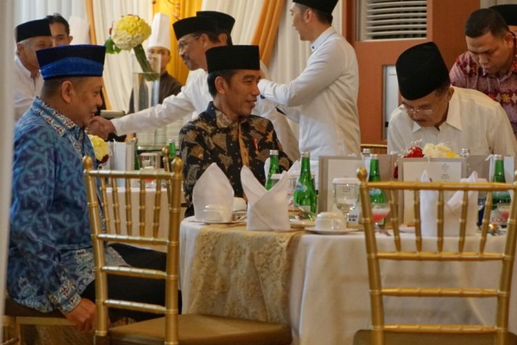 Presiden Joko Widodo menghadiri acara buka puasa bersama yang diadakan oleh Ketua DPR Bambang Soesatyo di rumah dinas, Kompleks Widya Chandra, Jakarta Selatan, Senin (28/5/2018).