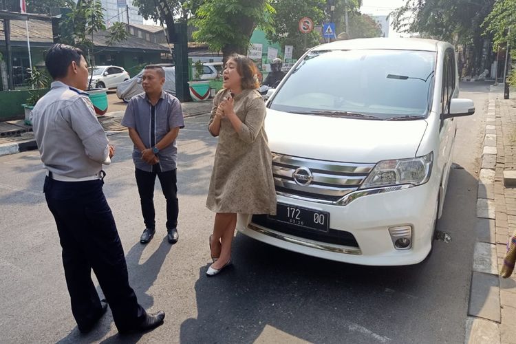 Seorang pengendara bernama Syarifah tidak terima dirinya dihentikan petugas dan disuruh berputar balik ketika hendak menuju Jalan Pramuka melalui Jalan Utan Kayu Raya, Jakarta Timur, Senin (9/9/2019).