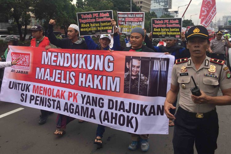 Pihak yang menolak upaya Ahok mengajukan PK ke MA juga berunjuk rasa di lokasi sidang PK yang diselenggarakan di PN Jakarta Utara yang bertempat di eks gedung PN Jakarta Pusat, Senin (26/2/2018).