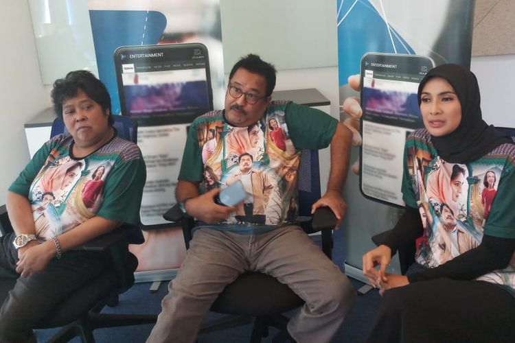 Suti Karno, Rano Karno, dan Maudy Koesnaedi berkunjung ke Kompas.com di Menara Kompas, Palmerah Selatan, Jakarta Pusat, Selasa (14/5/2019). Mereka datang dalam rangka promo Si Doel The Movie 2.