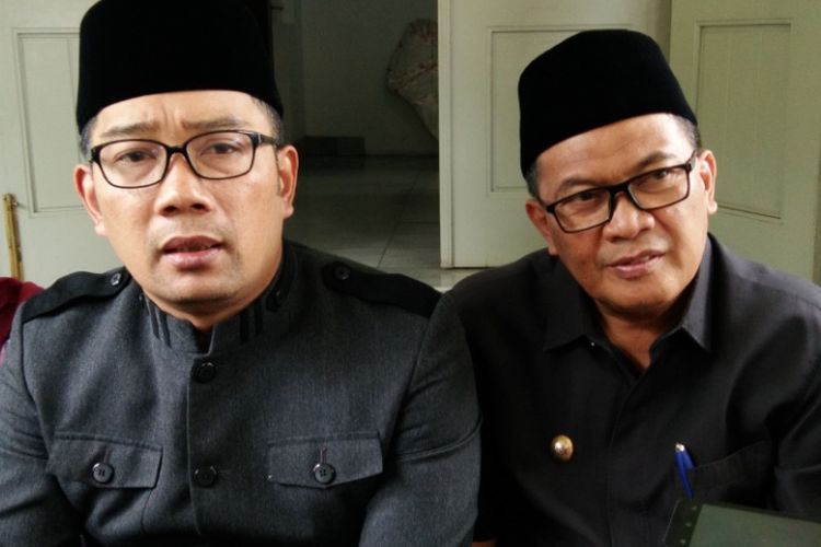 Wali Kota Bandung Ridwan Kamil bersama Wakil Wali Kota Bandung Oded M Danial seusai rapat pimpinan di Pendopo, Jalan Dalemkaum, Senin (15/1/2018).