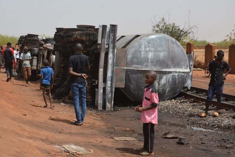Warga melihat lokasi truk tangki yang terbalik dan meledak di Nimey, Nigeria.