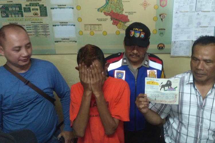 Tersangka Yuda Prasetiawan (27) yang tega menjambret kalung ibunya sendiri saat gelar kasus di Mapolsek Gampengrejo, Kabupaten Kediri, Jawa Timur, Selasa (9/7/2019).