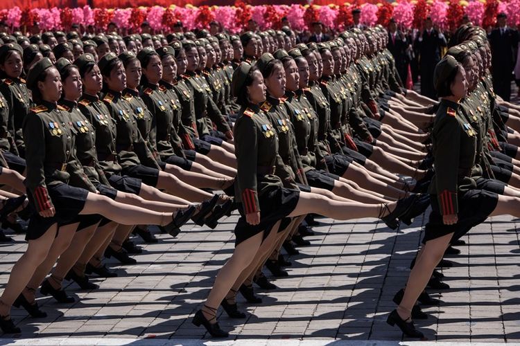 Personel perempuan Tentara Rakyat Korea (KPA) berbaris dalam parade militer yang digelar dalam rangka peringatan 70 tahun berdirinya Korea Utara di Alun-alun Kim Il Sung, Pyongyang, Minggu (9/9/2018).