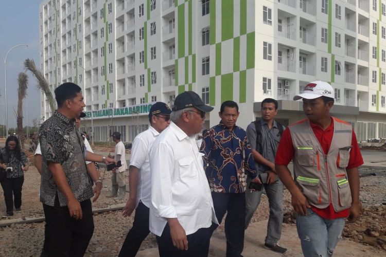 Menteri PUPR Basuki Hadimuljono meninjau persiapan Jakabaring Sport City Center untuk perhelatan Asian Games XVIII, Jumat (13/7/2018).

