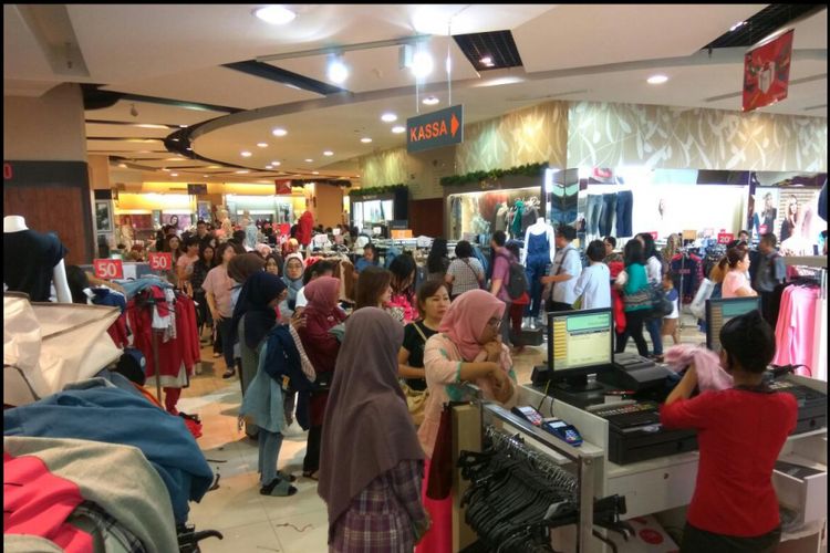 Antrean kasir Matahari di Mall Taman Anggrek.