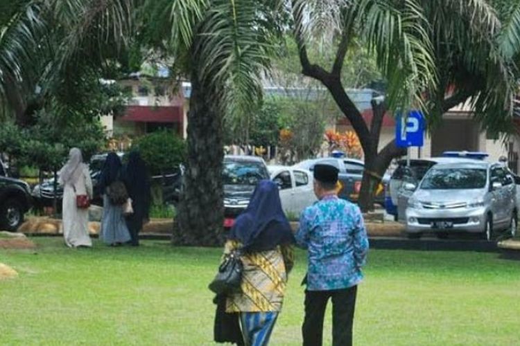 Muklas, calon jemaah haji asal Kabupaten Kediri batal berangkat menuju ke Embarkasi Sukolilo gara-gara terkendala visa, Surabaya, Kamis (27/7/2017).