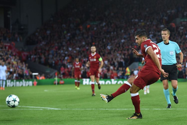 Sepakan Emre Can membuka keunggulan Liverpool atas Hoffenheim pada play-off Liga Champions di Anfield, Rabu (23/8/2017). 