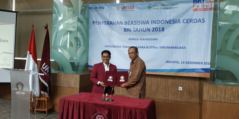 BRI memberikan beasiswa Indonesia Cerdas bagi mahasiswa Untar dan mahasiswa STIKes Tarumanagara pada 13 Desember 2018 bertempat di Ruang Pertemuan Rektorat Untar.