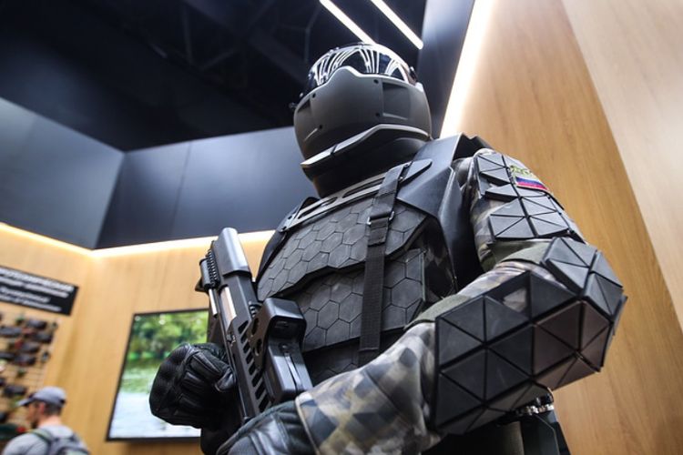 Baju tempur eksoskeleton yang dikembangkan oleh Rostec ditampilkan dalam Forum Teknis dan Militer Internasional Army 2018 di Rusia.