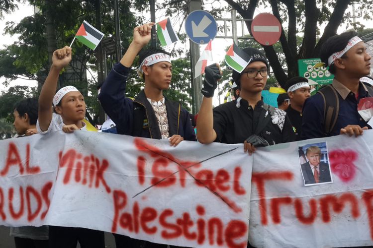Sejumlah mahasiswa saat aksi di depan kampus Universitas Brawijaya (UB), Kota Malang untuk menolak pengakuan Presiden Amerika Serikat Donald Trump yang mengakui Yerusalem sebagai Ibu Kota Israel, Jumat (15/12/2017)
