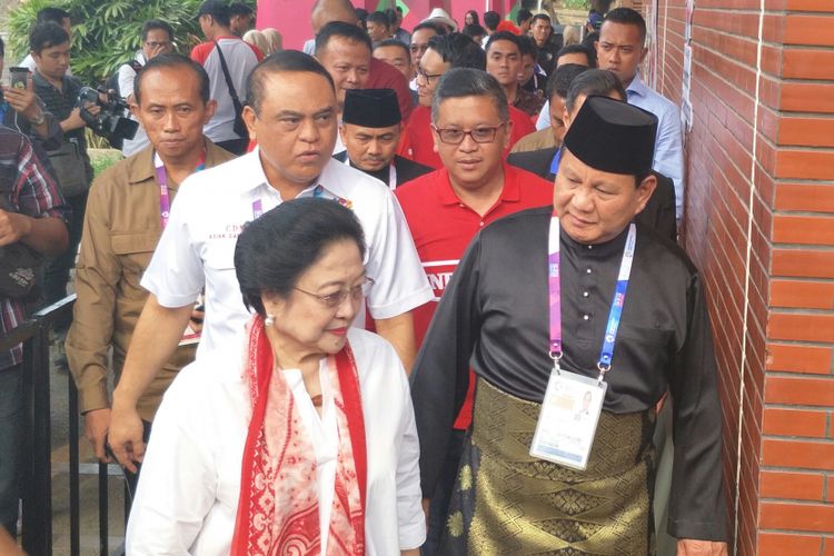 Ketua Umum Partai Gerindra Prabowo Subianto dan Ketua Umum PDIP Megawati Soekarnoputeri  berjalan memasuki venue Pencak Silat Asian Games, Jakarta, Rabu (28/8/2018)