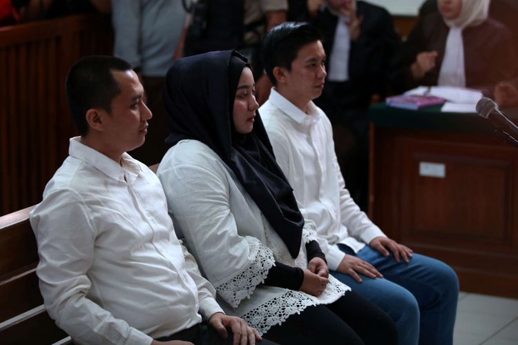 Terdakwa yaitu Direktur Utama First Travel Andika Surachman, Direktur First Travel Anniesa Hasibuan, dan Direktur Keuangan First Travel Siti Nuraidah Hasibuan menjalani sidang perdana kasus dugaan penipuan dan penggelapan oleh agen perjalanan umrah First Travel di Pengadilan Negeri Depok, Senin (19/2/2018).