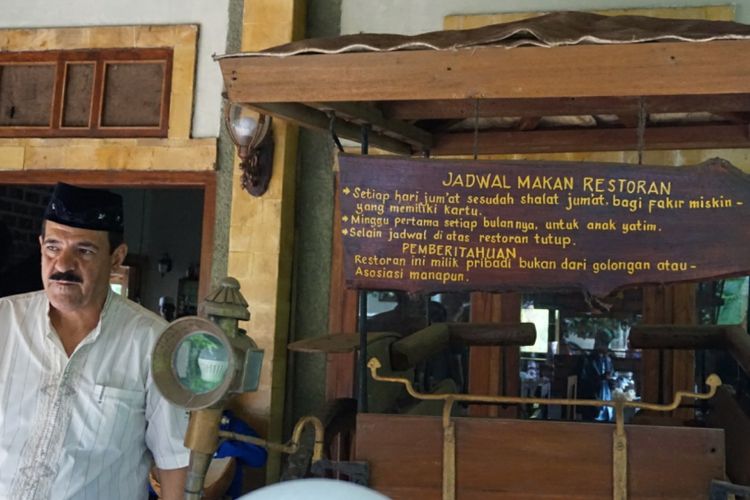 Restoran fakir miskin hanya dibuka setiap hari Jumat dan pengunjung bebas menikmati makanan yang ada