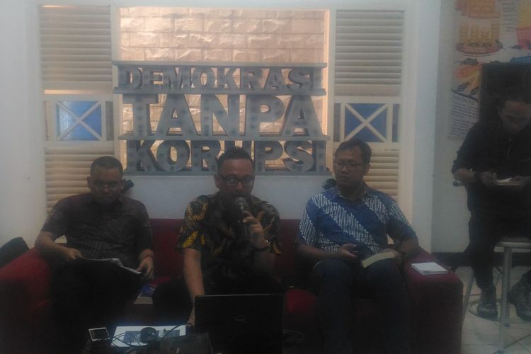 Perwakilan Kejagung dan Koordiantor Divisi Hukum Monitoring Peradilan ICW, Tama Satrya Langkun,  di kantor ICW, Jakarta Selatan, Kamis (1/8/2019). 