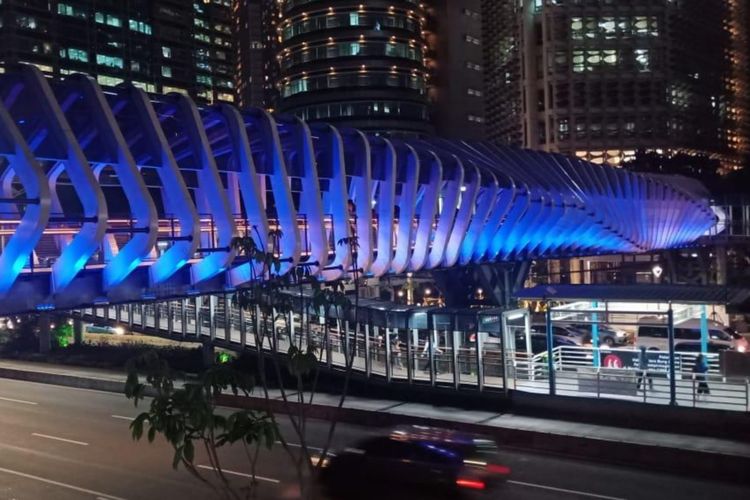 Lampu JPO Gelora Bung Karno dinyalakan berwarna biru untuk memperingati World Autism Month