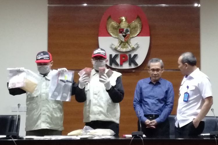 Komisi Pemberantasan Korupsi (KPK) menduga dua pejabat Kantor Imigrasi Kelas I Mataram menerima suap sebesar Rp 1,2 miliar. 