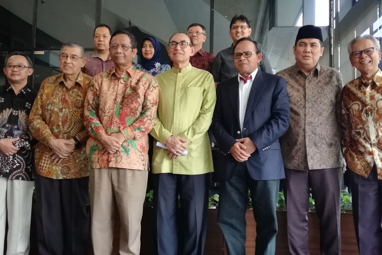 Anggota Gerakan Suluh Kebangsaan (GSK) Alwi Shihab (tengah) bersama sejumlah tokoh nasional lainnya di Century Park Hotel, Jakarta, Kamis (23/5/2019).  