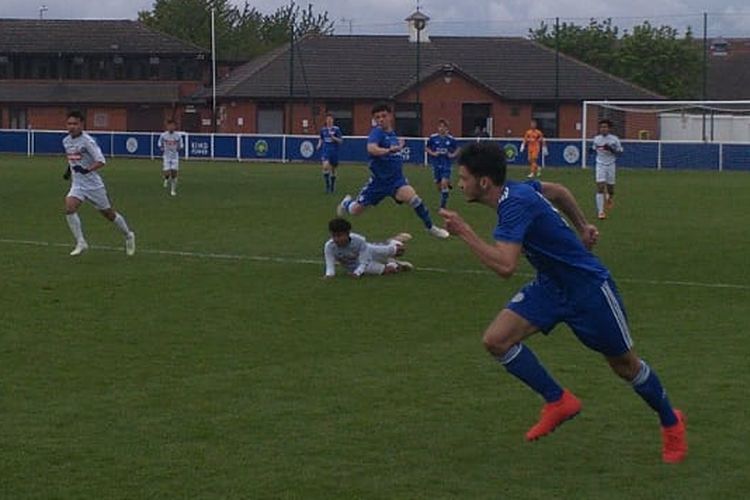 Laga Garuda Select (putih) versus Leicester City U-17 di Holmes Park, Leicester, Senin (6/5/2019). Duel berakhir imbang 2-2.