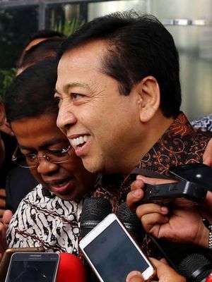 Ketua DPR Setya Novanto meninggalkan Gedung Komisi Pemberantasan Korupsi (KPK) seusai diperiksa di Jakarta, Jumat (14/7/2017).  Setya Novanto diperiksa sebagai saksi untuk kasus dugaan korupsi dalam pengadaan Kartu Tanda Penduduk berbasis elektronik ( e-KTP).