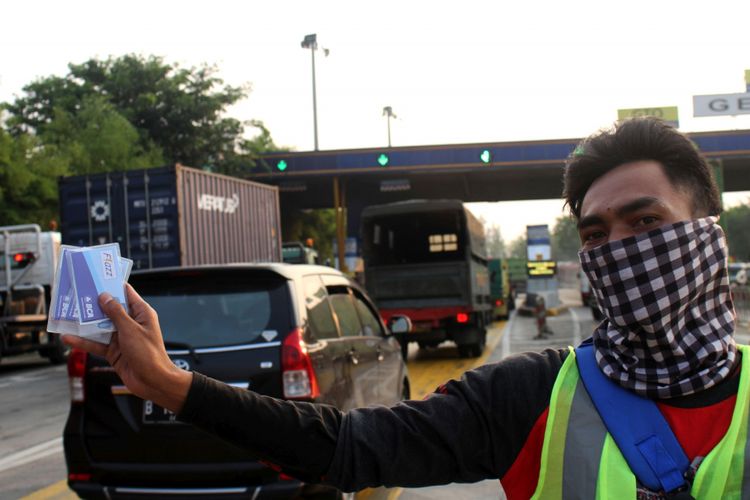 Pekerja menunjukkan kartu pembayaran elektronik tol (E-Toll) yang dijual di pintu gerbang Tol Cikunir, Bekasi, Jawa Barat, Rabu (11/10/2017). Badan Usaha Jalan Tol (BUJT) dan Perbankan akan memberikan diskon untuk pembelian kartu perdana elektronik tol selama 16 - 31 Oktober 2017.