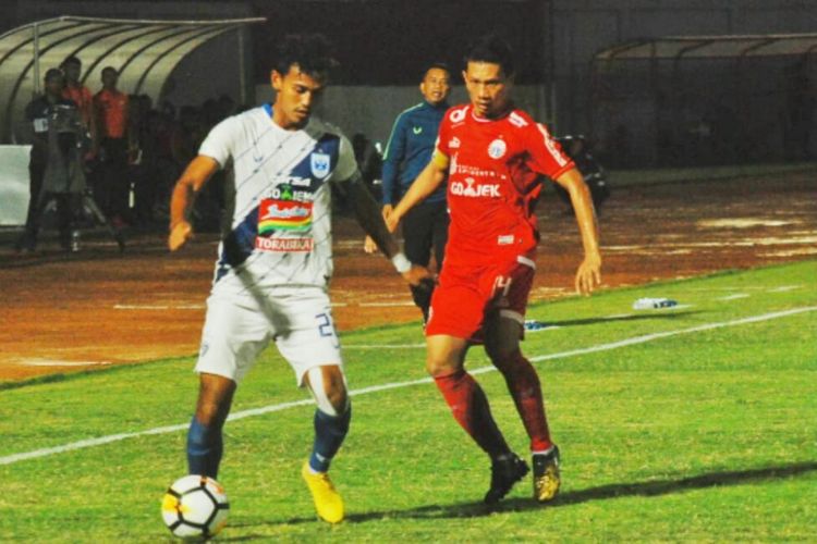 Pemain PSIS Semarang saat menguasai bola. Di laga ini, PSIS Semarang harus mengakui keunggulan tuan rumah Persija Jakarta dengan skor 1-0.
