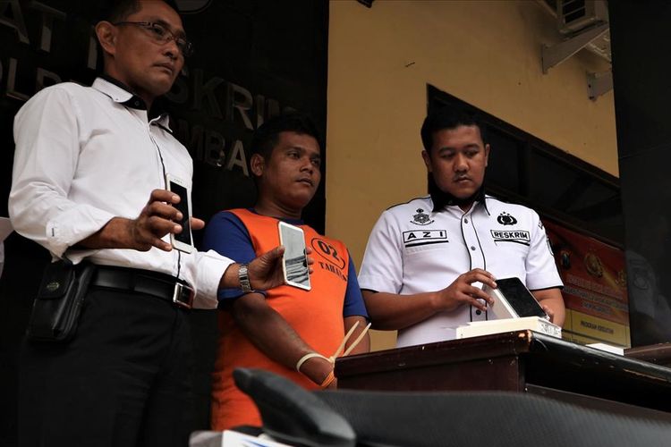 Amin Istifarin (tengah), pelaku dugaan tindak pidana pencurian dengan kekerasan (jambret), saat mengikuti gelar perkara kasus yang menjeratnya, di Mapolres Jombang, Rabu (10/7/2019).