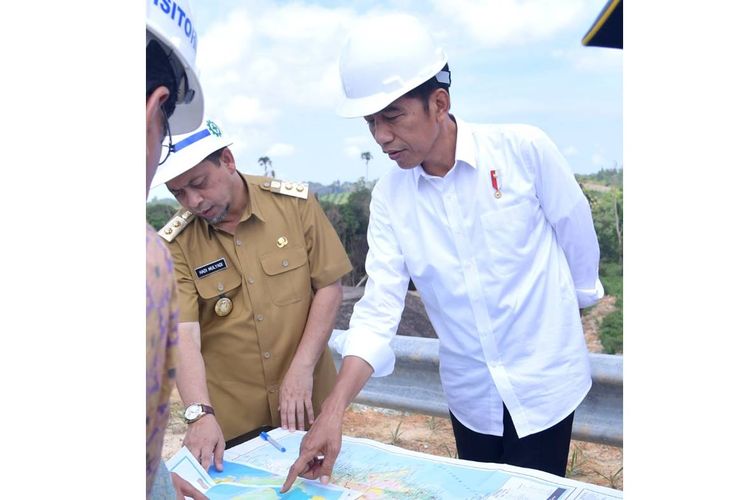 Presiden Joko Widodo meninjau kawasan Bukit Soeharto di Kabupaten Kutai Kartanegara, Kalimantan Timur, yang menjadi salah satu lokasi calon Ibu Kota baru, Selasa (7/5/2019).