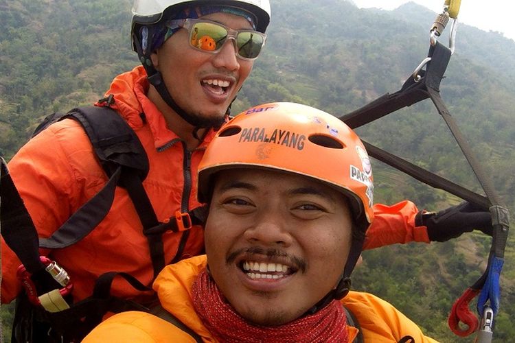 KompasTravel mencoba wisata terbang tandem paralayang dari Puncak Joglo, Desa Sendang, Wonogiri, Jawa Tengah. Pemandangan yang bisa terlihat dari Puncak Joglo adalah hamparan Waduk Gajah Mungkur.