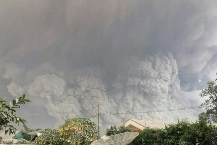 Gunung Sinabung di Kabupaten Karo, Sumatera Utara, kembali meletus, Rabu (2/8/2017). 