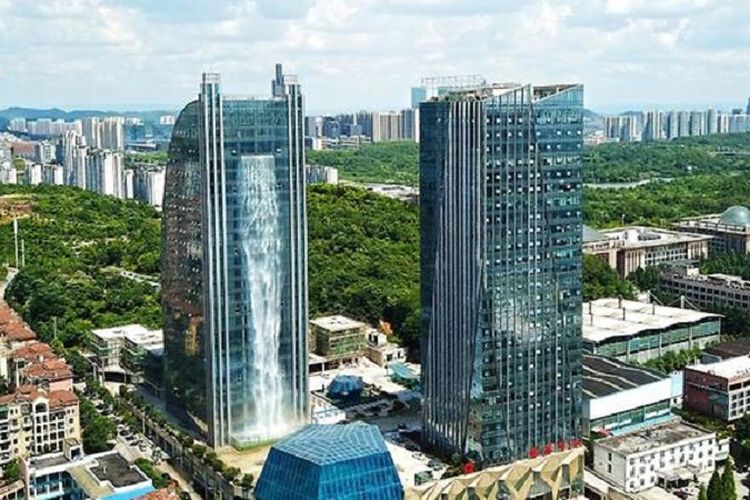 Liebian International Building di kota Guiyang, China, yang memiliki air terjun di bagian depannya.