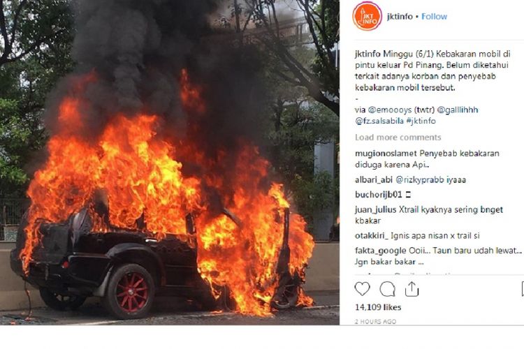 Nissan X-trail terbakar di pintu keluar Tol Pondok indah, Jakarta Selatan, pada Minggu (6/1/2019). 