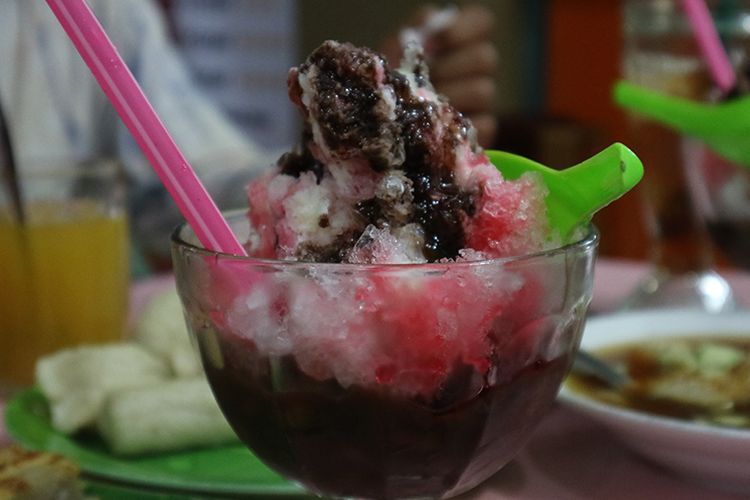 Es Kacang Merah yang disajikan di Pempek Saga Sudi Mampir, Palembang