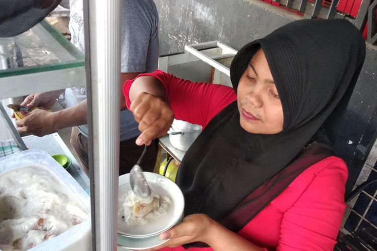 Pedagang menyiapkan kuah tuhe di Jalan Gudang Baru, Kota Lhokseumawe, Aceh, Minggu (1/4/2018).